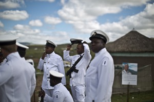 南非海軍的首要任務是在其海域保護該國漁民和在印度洋打擊海盜。圖為南非海軍2013年在前總統曼德拉家鄉為他舉行葬禮時，於空檔休息。美聯社