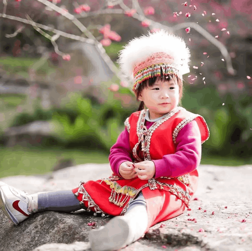 九族櫻花祭還可以體驗原住民服飾與櫻花留下美好的回憶。 圖／IG @weiedwi...