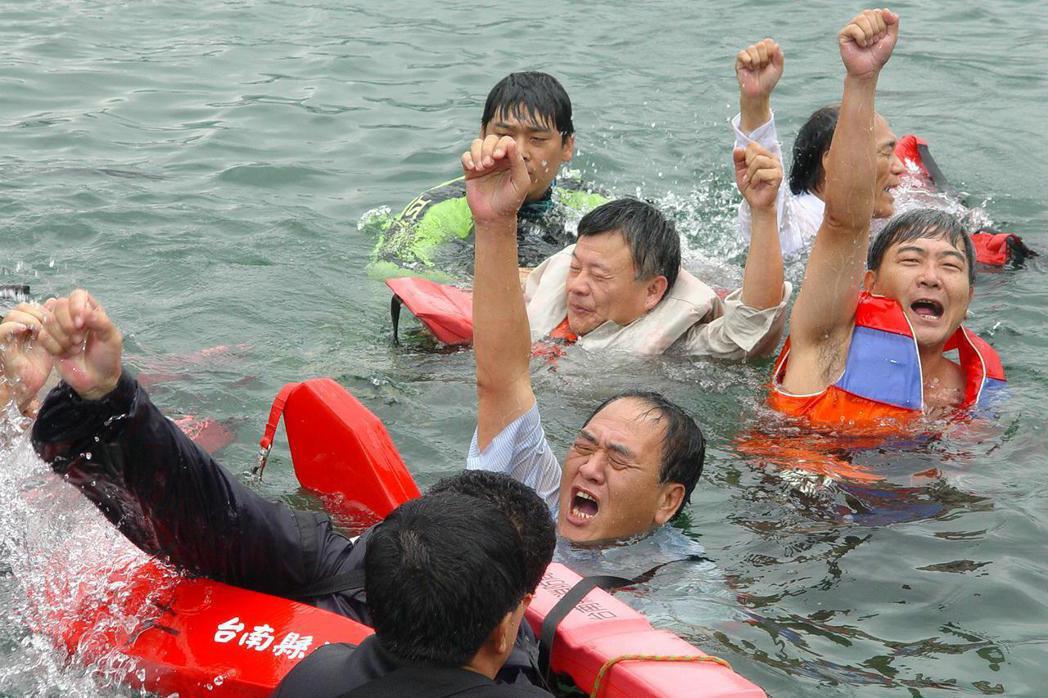 2003年，吳健保（左二）和多名議員跳入南化水庫抗議中央漠視台南縣民權益。  圖／聯合報系資料照