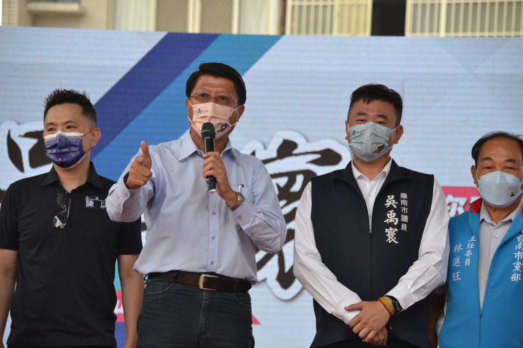 2022九合一選舉，國民黨台南市長參選人謝龍介（左二）為無黨市議員參選人吳禹寰站台。 圖／聯合報系資料照