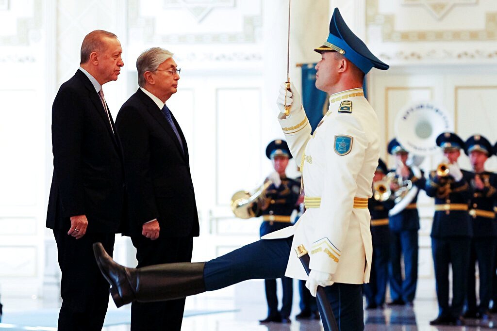 圖為土耳其總統厄多安與哈薩克總統托卡耶夫。 圖／美聯社
