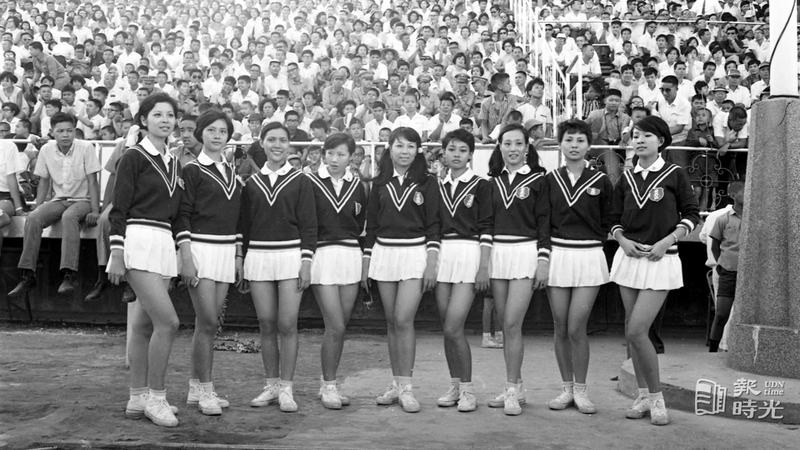 台北市第二屆市運大會開幕會中，景美區女選手穿著「迷你」白裙，深藍色運動衣外套，相當吸睛。圖／聯合報系資料照（1968/10/10　王萬武攝影）