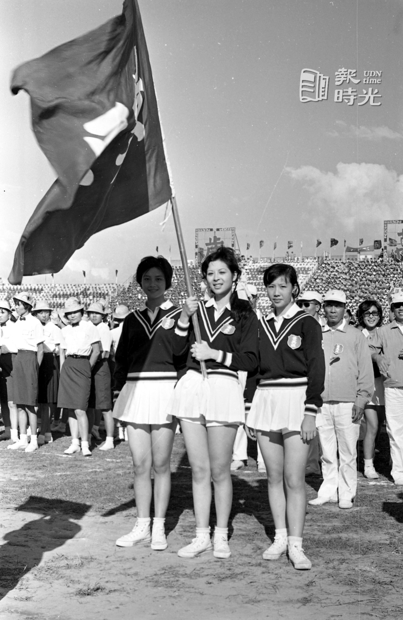 台北市第二屆市運大會開幕會中，景美區女選手穿著「迷你」白裙，深藍色運動衣外套，相當吸睛。圖／聯合報系資料照（1968/10/10　王萬武攝影）