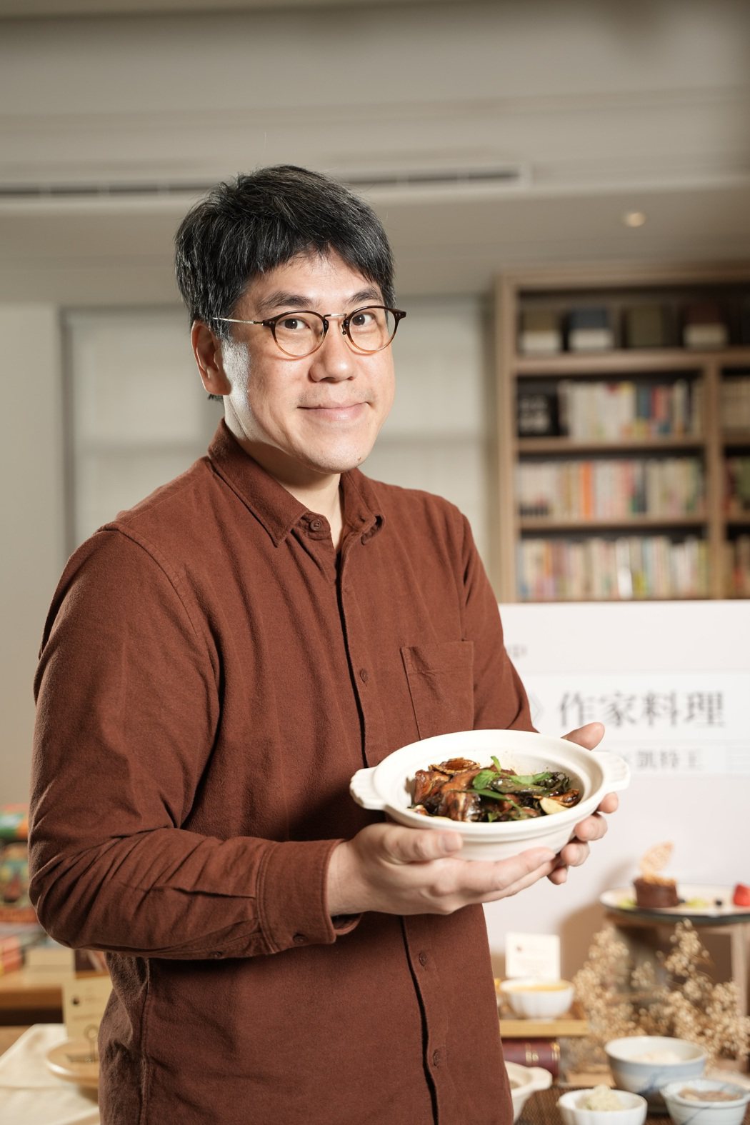 馬世芳在第四季中央書局作家料理推出三杯雞。圖／中央書局提供