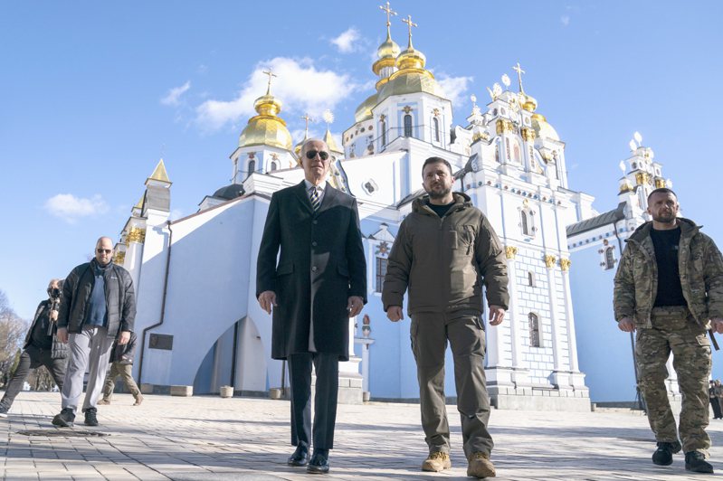 美国总统拜登（前左）20日意外访问基辅，会晤乌克兰泽伦斯基（前右）。美联社(photo:UDN)