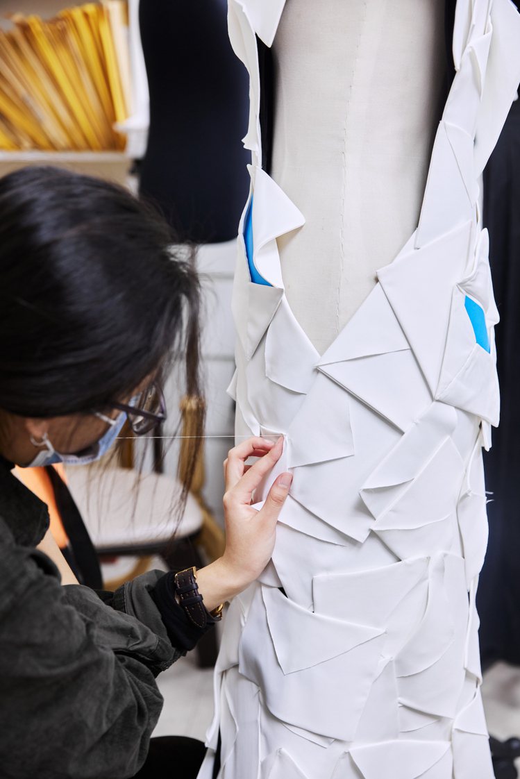 將布製的信封與手寫信縫製而成的白洋裝，是一「襲」穿戴上身、遞傳給未來的時裝情書。圖／APUJAN提供