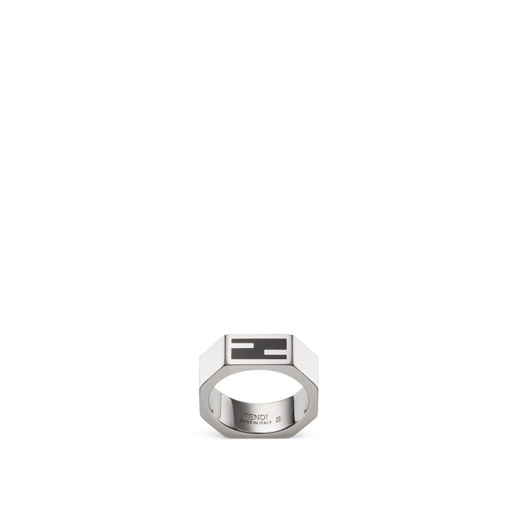 FENDI Baguette造型戒指，8,500元。圖／FENDI提供