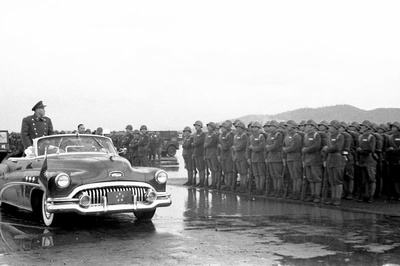 1954年2月22日，春季動員演習。蔣中正總統冒雨乘元帥車校閱部隊。圖／聯合報系資料照片