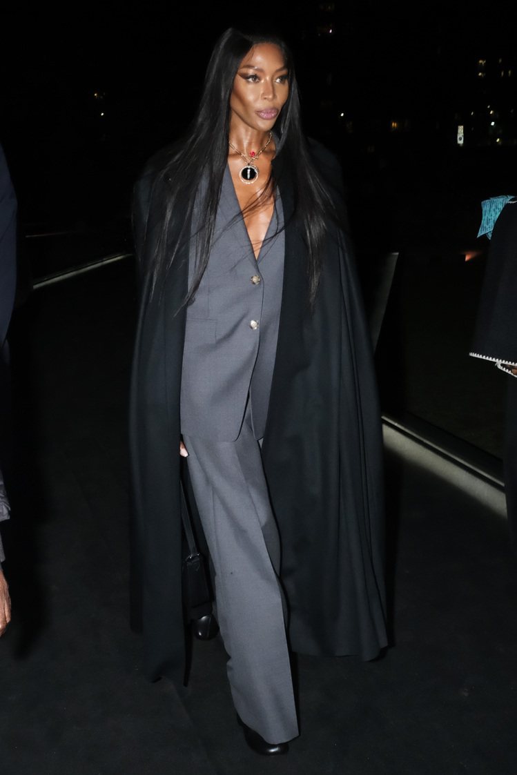 超模「黑珍珠」納歐咪（Naomi Campbell）出席了Burberry 23...