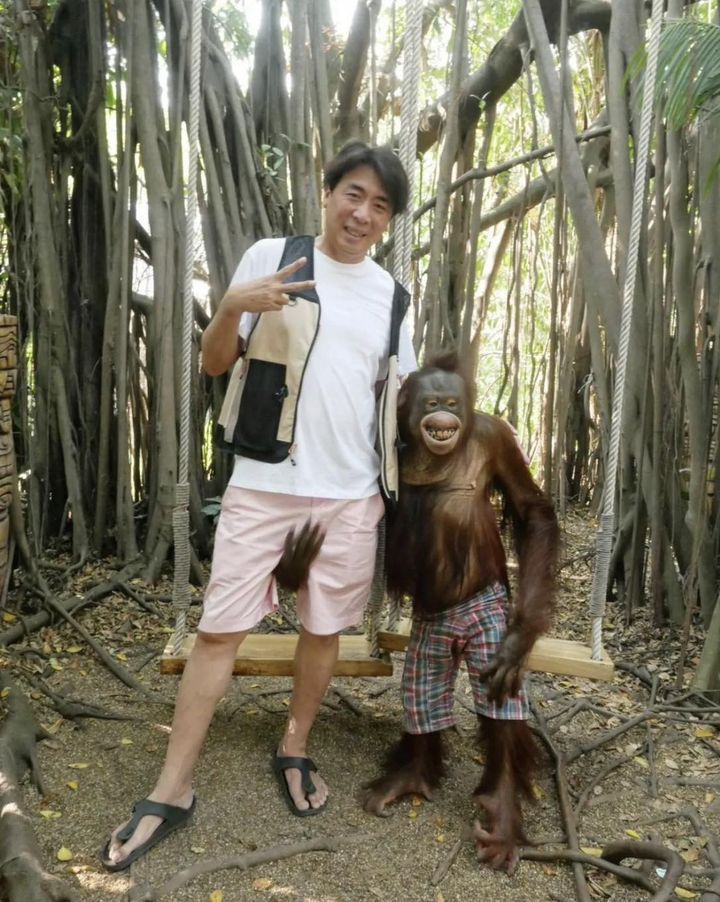 梁赫群和猩猩合照，卻意外被「猴子偷桃」。圖／摘自臉書