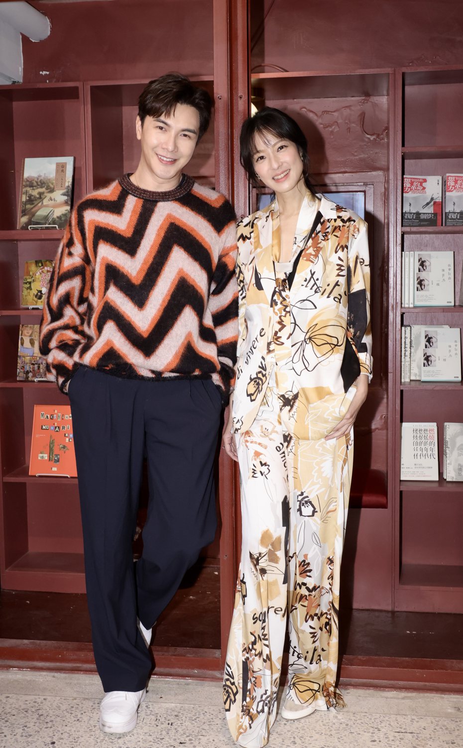 謝佳見（左）、賴雅妍為舞台劇「同學會！同鞋～」宣傳。記者李政龍/攝影