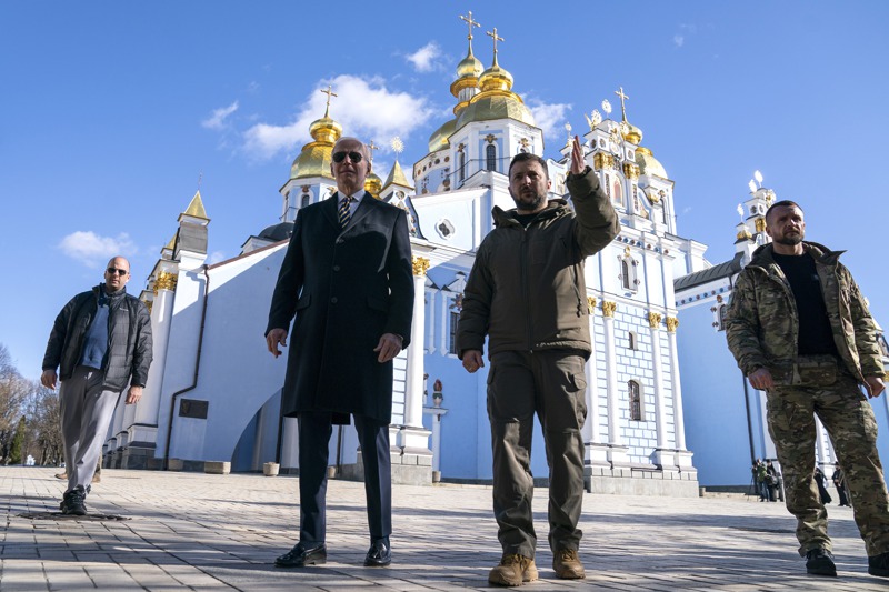 美國總統拜登（左二）20日突然訪問基輔，展現力挺烏克蘭到底的決心，受到烏克蘭總統澤倫斯基（右二）的歡迎。美聯社