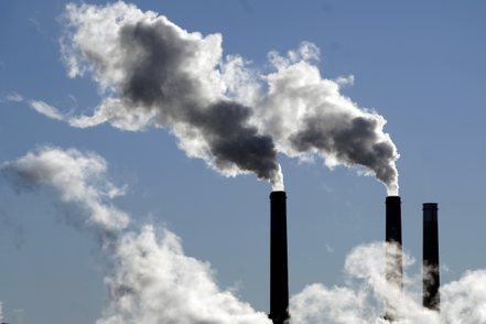 歐盟碳排放權市場價格21日漲上每公噸100歐元（106.57美元），是歷來首次漲抵此里程碑，反映該區工廠和發電廠為汙染付出的代價升高。  美聯社