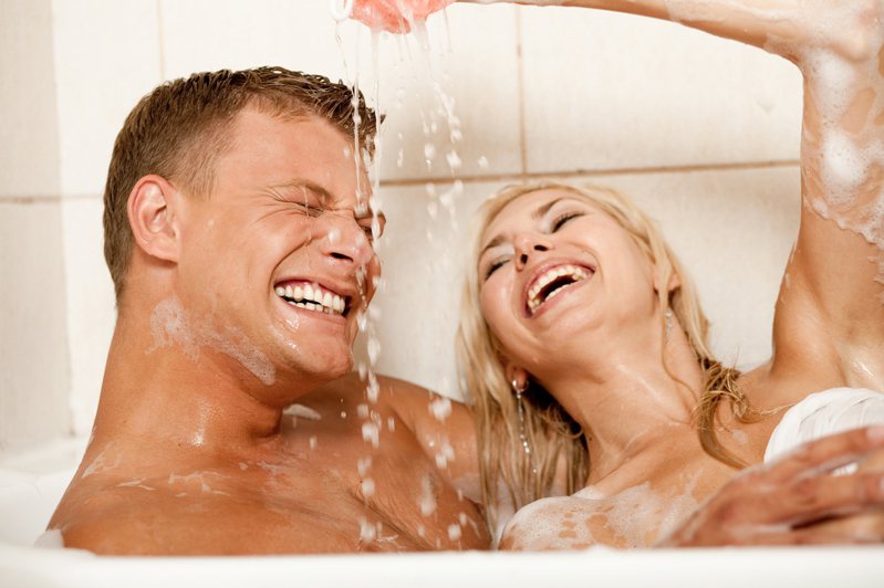 圖為情侶洗鴛鴦浴示意圖。非新聞當事人。圖片來源/ingimage