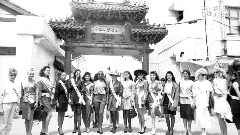 十八位首批到達我國參加環球小姐選拔的各國佳麗，參觀中影文化城。圖／聯合報系資料照（1988-04-26　徐燦雄攝影）
