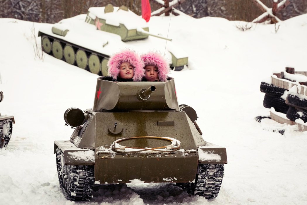 2月4日，俄羅斯聖彼得堡郊外，孩子們乘坐二戰時期的蘇聯坦克模型車。 圖／美聯社