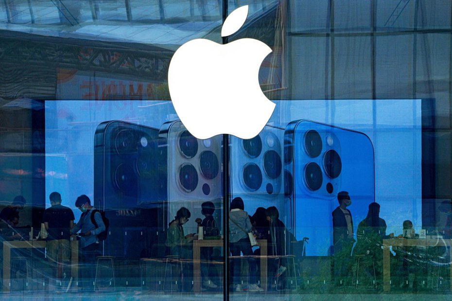 蘋果釋出iOS 16.3.1更新版本，不少人升級後抱怨「狂噴電」。示意圖／美聯社資料照