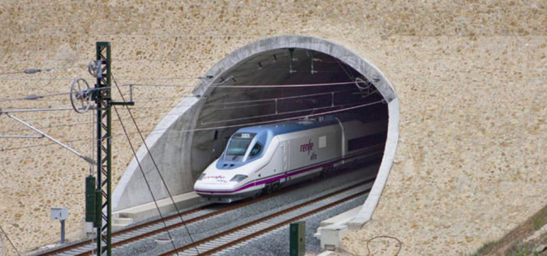 西班牙運輸部和Renfe之前耗資2.58億歐元為北部兩個地區添購數十輛新火車，結果直到最近才發現，火車太寬，無法進入部分隧道，引爆民怨。截自Renfe官網