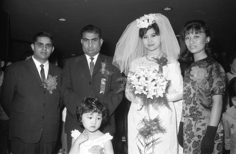 1965年2月23日，印度亞盟代表拉瑪（左二）與歌星于璇（右二）的婚禮在台北市國賓大飯店12樓「陶然廳」舉行，新人與賓客合影。圖／聯合報系資料照片