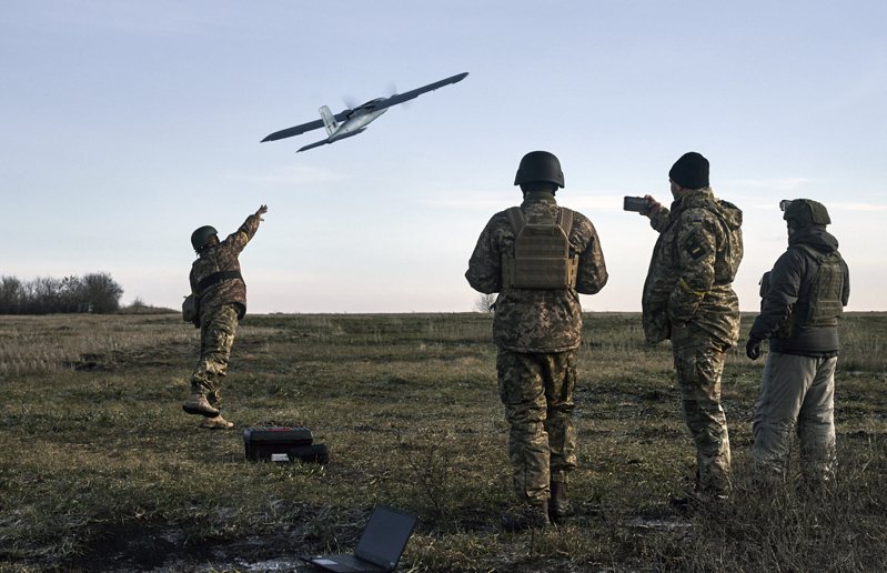 图为乌东巴赫穆特附近的乌军出动无人机攻击俄军阵地。 美联社(photo:UDN)