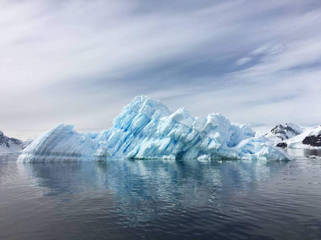 較溫暖的海水正在滲入南極冰川，導致冰川側邊每年以至少30公尺的速度消融。 示意圖...
