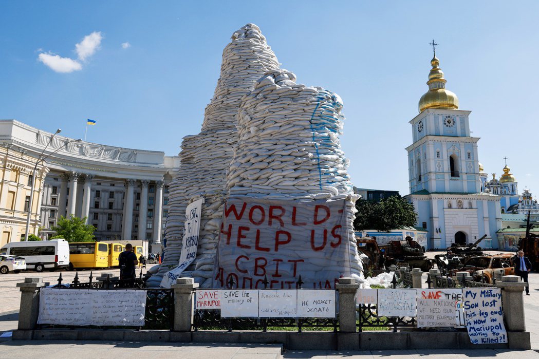烏克蘭首都基輔的沙包及求援標語。 圖／美聯社　