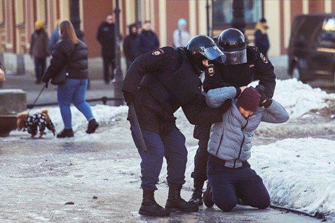 2022年3月6日，俄羅斯聖彼得堡發生了一場反對戰爭的示威活動，警察在當中拘留了...