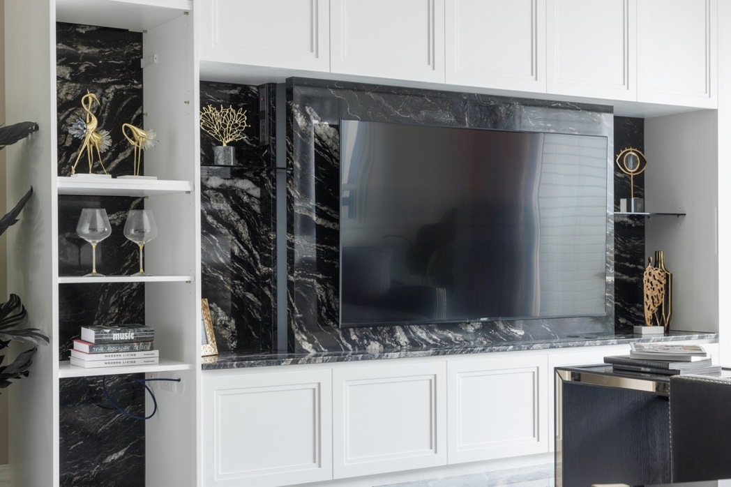 「古馳黑」石材電視牆兼備時尚與沉穩氛圍。