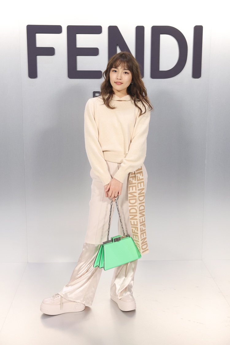 日本模特兒、女星川口春奈出席FENDI 2023秋冬米蘭女裝秀。圖／FENDI提供