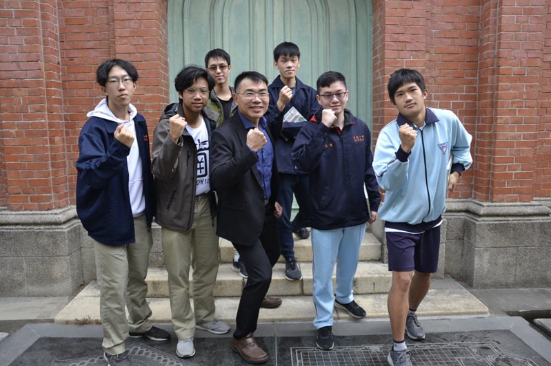 大學入學學測驗成績今天揭曉，台南一中有7人共11人次在各類組拿滿級分。記者鄭惠仁／攝影