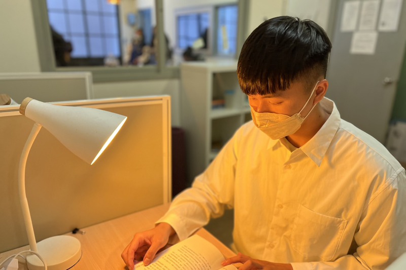 清華大學在化工系、材料系的兩間閱覽室，打造無藍害燭光閱覽空間。記者郭政芬／攝影