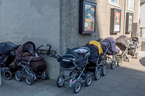 在挪威、丹麥和冰島等國，經常可見房屋、公寓、甚至公司外面停有嬰兒車，孩子就在裡頭熟睡。圖為冰島首都雷克雅維克街景。路透／alamy