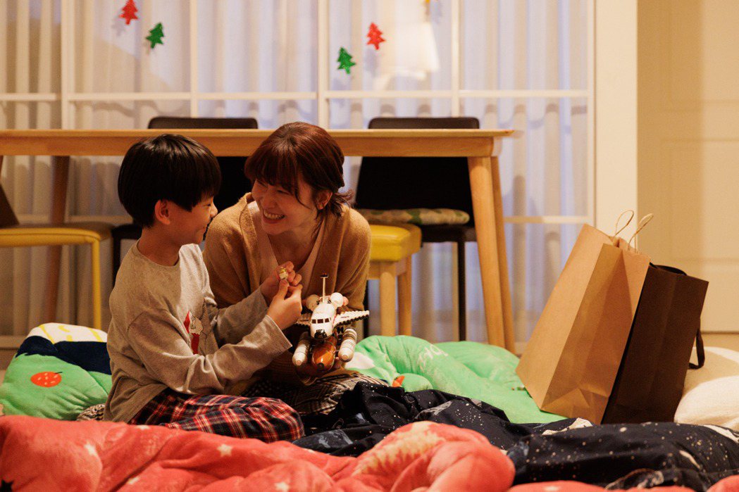 朱芷瑩(右)在「聖誕夜奇蹟」中與小童星對戲。圖／公視台語台提供