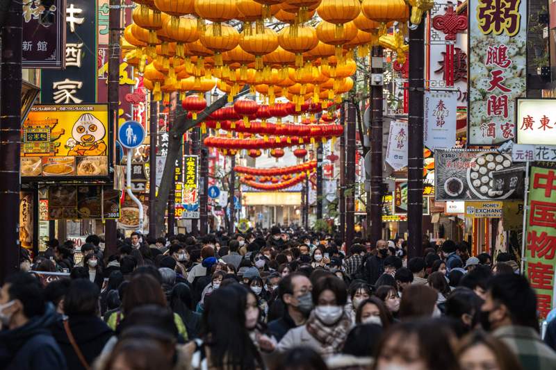 研究顯示在2019年疫情爆發前一年，只有一成日本人曾經至少出國玩一趟，大多數仍選擇國內旅遊。圖為日本橫濱中華街的人潮。 法新社