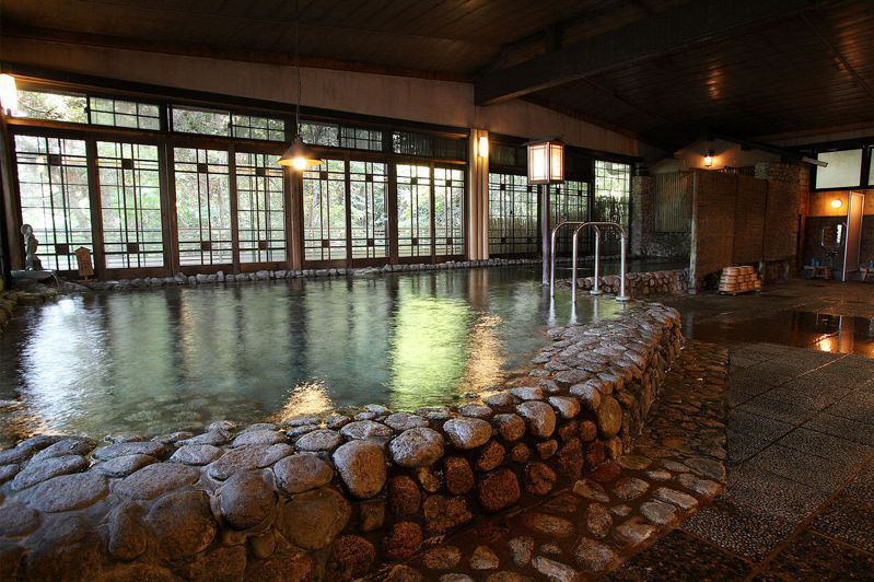 日本100多年前創業的溫泉旅館「大丸別莊」，被爆出浴場一年只換水兩次。圖擷自大丸別莊網站