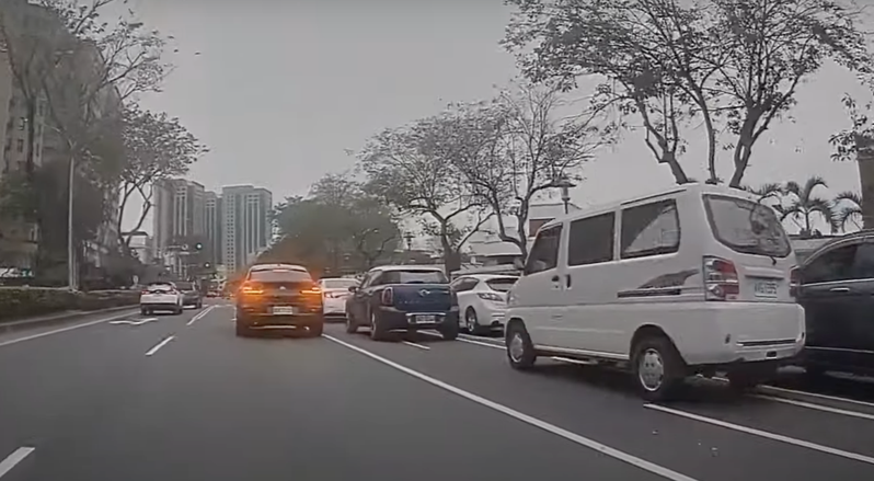 台南馬路上充斥違停車輛。圖擷自YouTube