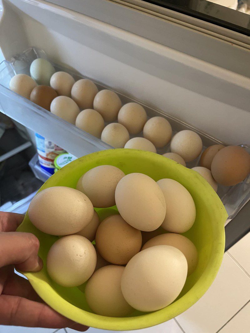 原PO秀出家中冰箱的蛋，質疑台灣哪裡鬧蛋荒？ 圖擷自爆怨公社