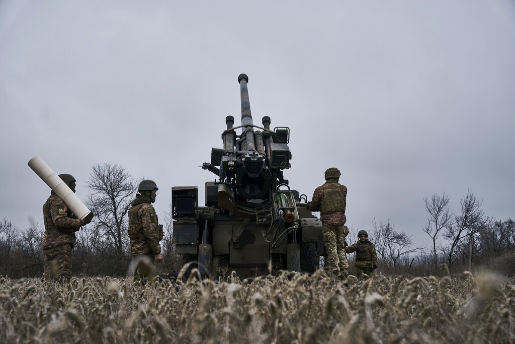 烏克蘭軍隊採用凱薩輪型自走砲攻擊俄羅斯陣地。 圖／美聯社
