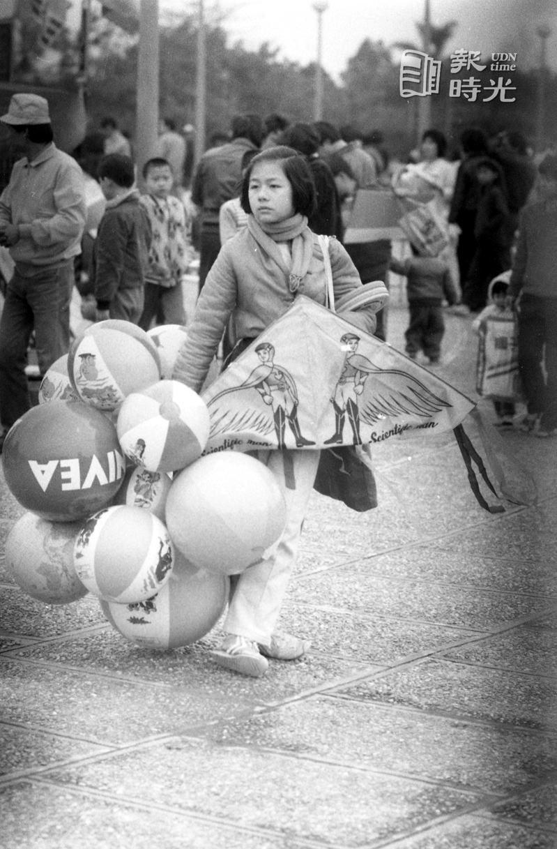 台北市青年公園內，廿四日舉辦一場萬人親子寫生比賽，看準人潮定會帶來商機，不少小攤販趕至現場做起生意來。圖／聯合報系資料照（1986/03/23　馮立罡攝影） 
