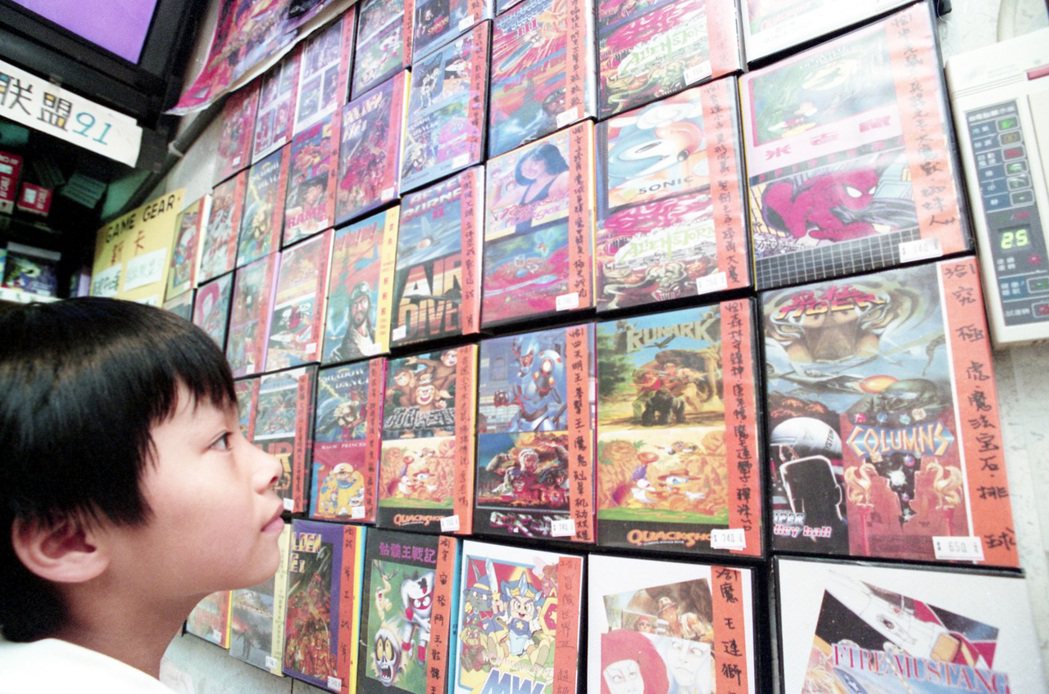 1992年台灣的電動玩具店一景。 圖／報系資料圖庫