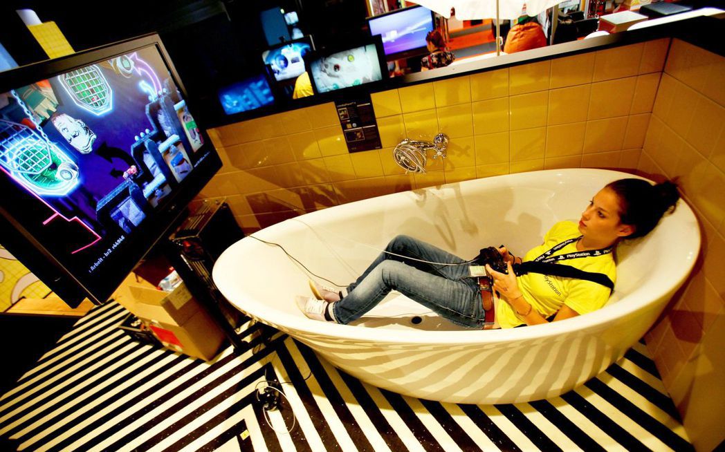 圖為2010年德國科隆的電玩展，一名女子沉浸在浴缸中玩電玩。 圖／法新社
