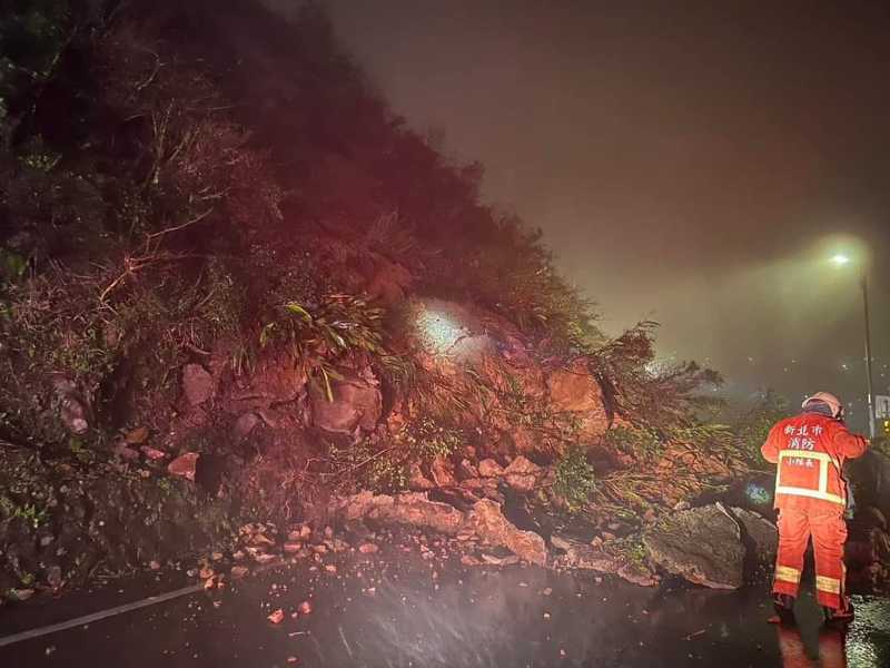 大雨瑞芳金瓜石北34土石坍方，近黃金瀑布道路中斷搶修。圖／瑞芳區公所提供