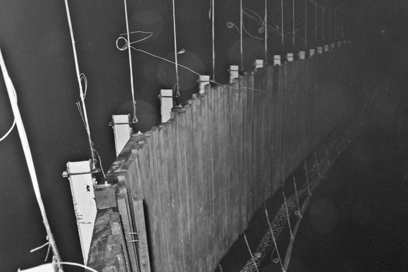 1959年2月25日，台北市郊烏來鄉風景區南勢吊橋因巨石崩裂壓斷吊橋鐵索，吊橋頓時傾覆，橋上男女15人墜入溪流，造成7死1傷。圖／聯合報系資料照片