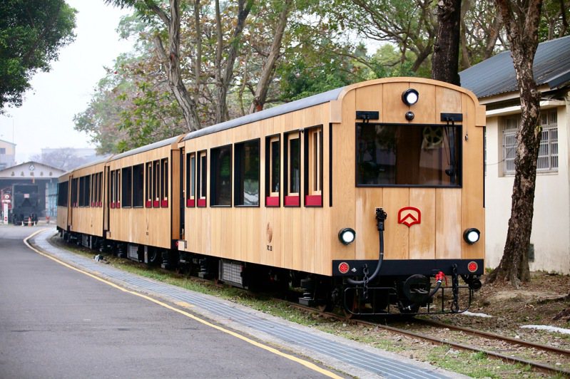 阿里山林業鐵路全新一代台灣檜木車廂「福森號」登場，預計下半年度通行。圖／林鐵及文資處提供