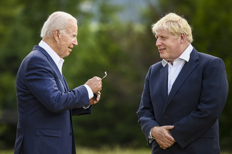 時任英國首相強生（圖右）則在G7峰會期間給拜登帶了一堆不尋常的禮物，包括狗碗等。歐新社