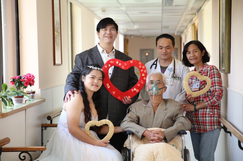 在門諾醫院醫護團隊分工合作下，鄭爸爸與女兒、女婿在病房內拍下幸福全家福，一圓夢想。圖／門諾醫院提供