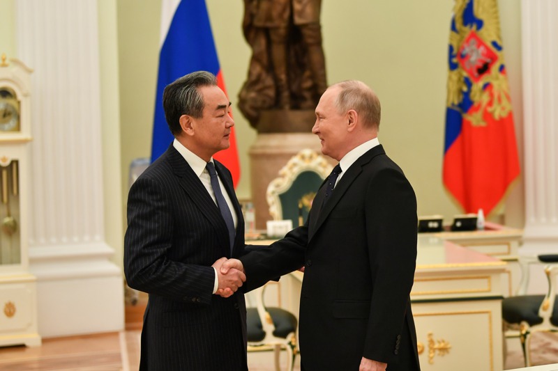 俄羅斯總統普亭（右）2月22日在克里姆林宮接見中共中央外事辦主任王毅（左）。新華社