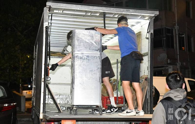 工人協助將案中用作存放殘肢的冰箱運走。
