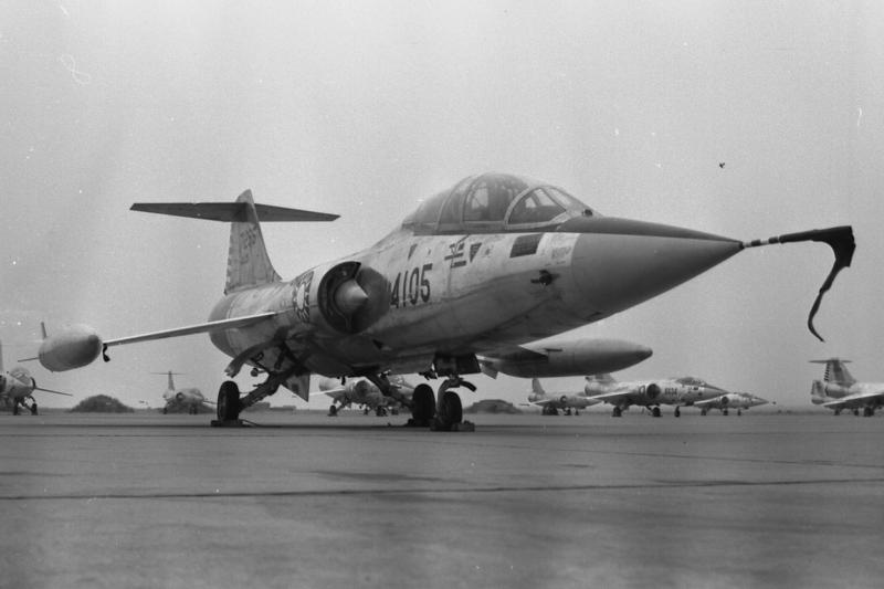F104-G單座全天候戰鬥轟炸攔截機，平飛速度每小時可達1500英哩，無論在白晝或夜間，都能對飛行中最高最快的敵機予以攔截。圖／聯合報系資料照片