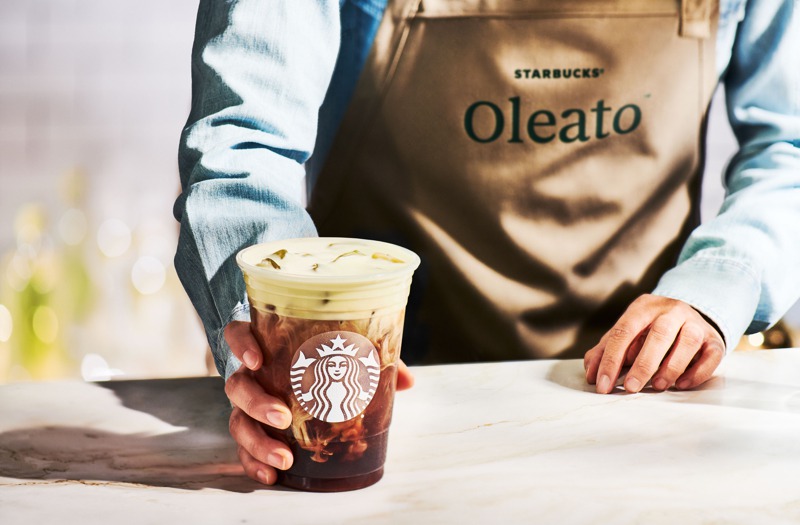 星巴克本周在米蘭時裝周上推出新咖啡系列Oleato，在拿鐵等咖啡中加入特級初榨橄欖油，希望靠這樣的「經典組合」，在濃縮咖啡的發源地攻城掠地。美聯社